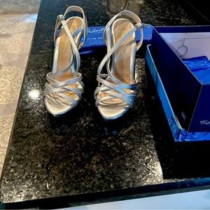 Woman’s platform silver sandals. Fabulicious size 7 4.5 heel